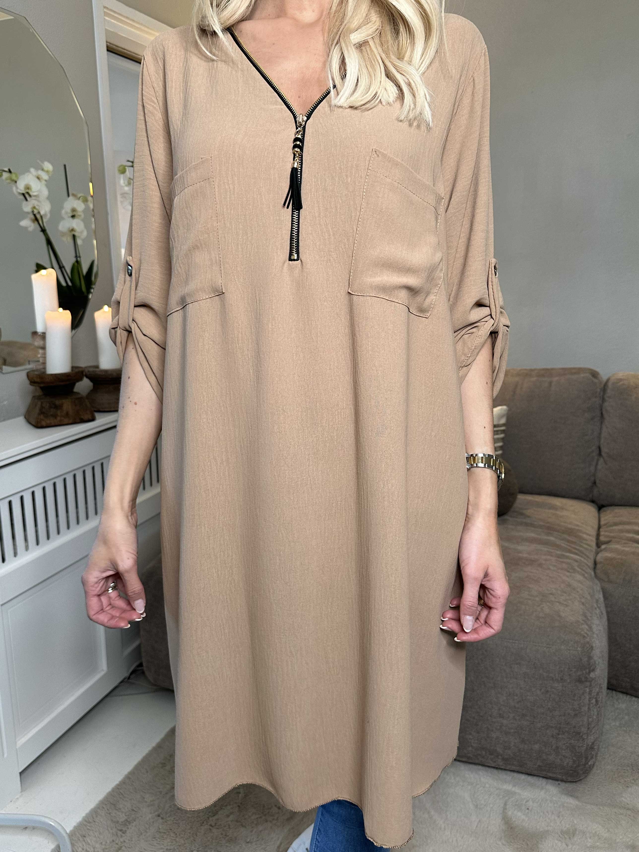 Claudia Dress - Tunikaklänning med dragkedja och fickor